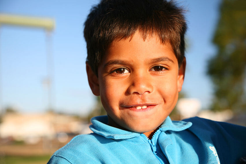 يبتسم صبي السكان الأصليين.
